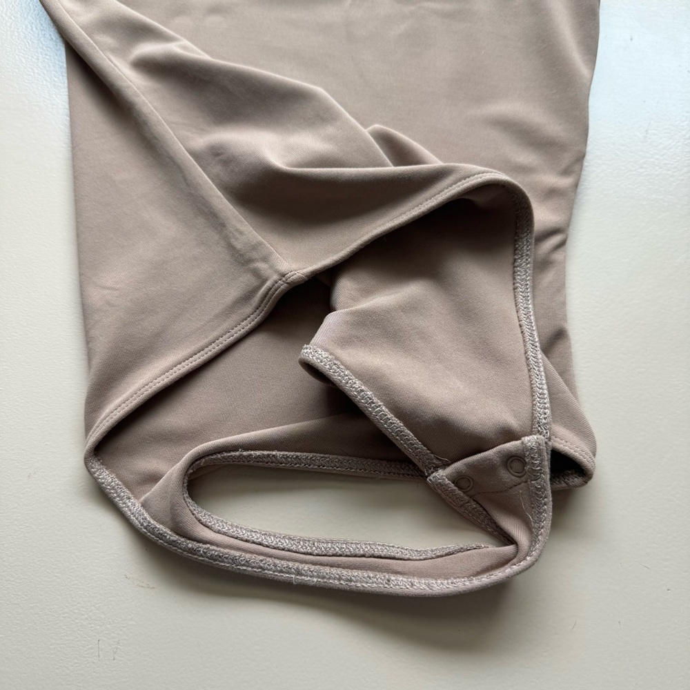 Babaton Aritzia Contour 90s Bodysuit Taupe Beige Size Small - Picture 9 of 11